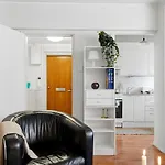 Viiskulma With Park Views 50m Tram And Bus King Bed Appartamento