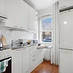 Viiskulma With Park Views 50m Tram And Bus King Bed * Helsinki