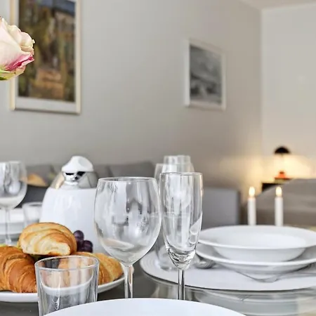 Viiskulma With Park Views 50m Tram And Bus King Bed Helsinki