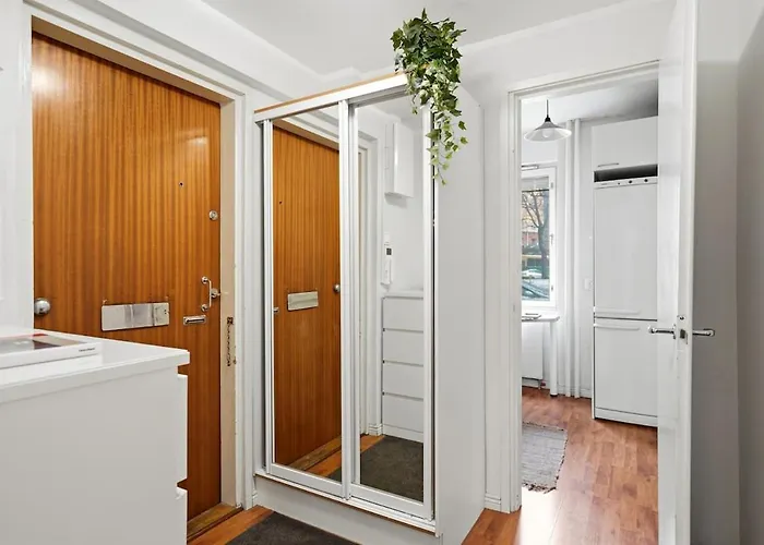 Viiskulma With Park Views 50m Tram And Bus King Bed Helsinki