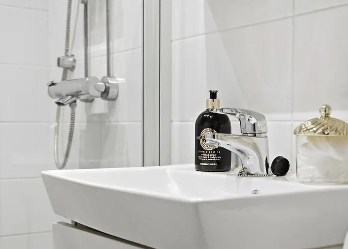 Viiskulma With Park Views 50m Tram And Bus King Bed Apartment *