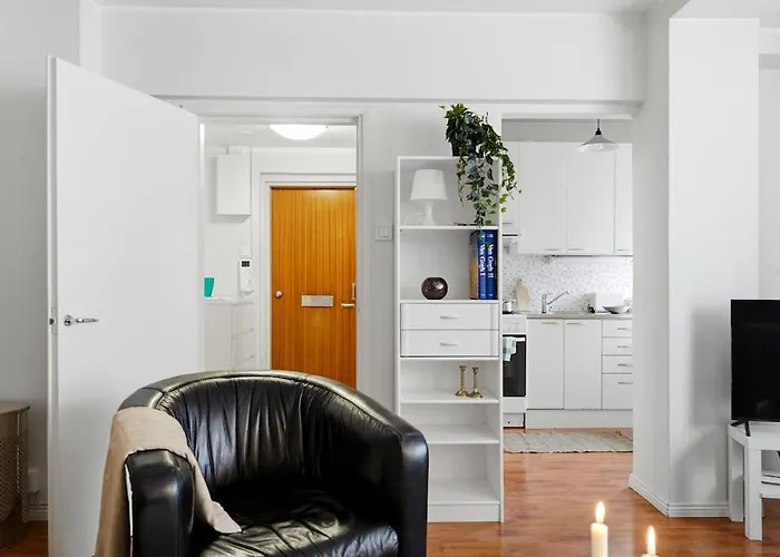 Viiskulma With Park Views 50m Tram And Bus King Bed Apartment