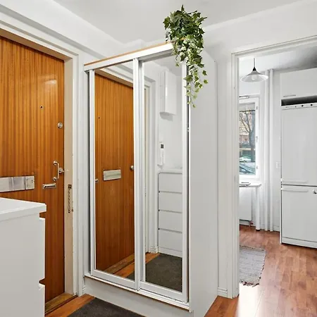 Viiskulma With Park Views 50m Tram And Bus King Bed Helsinky
